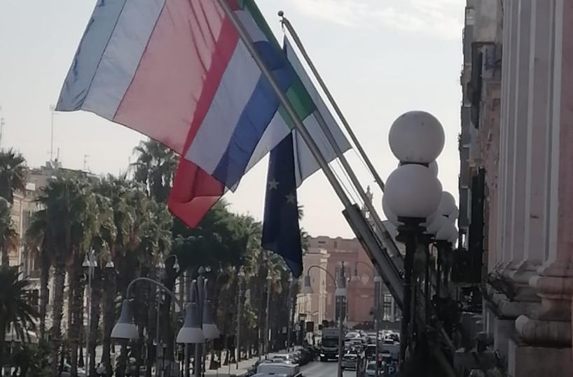 Bari, sulla facciata di Palazzo di Città sventola bandiera Costa Rica per celebrare l'indipendenza