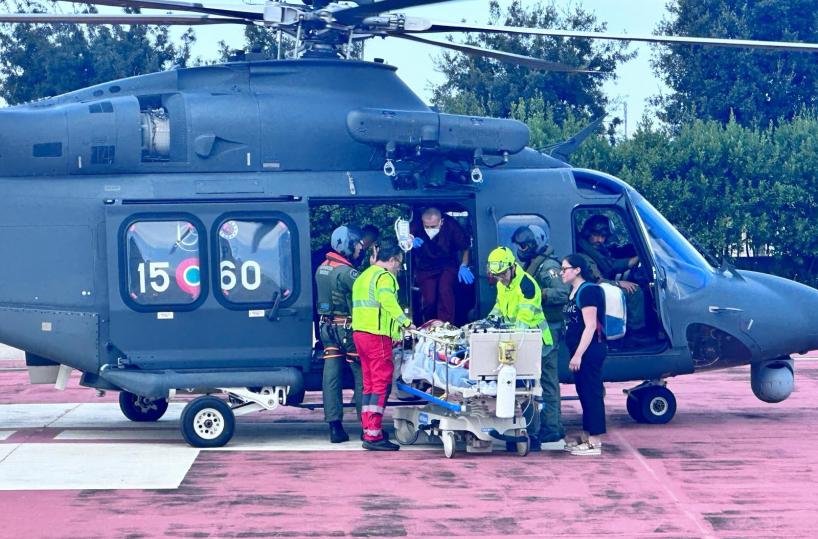 Bimbo cardiopatico da Barletta a Taormina: il volo con l'elicottero militare