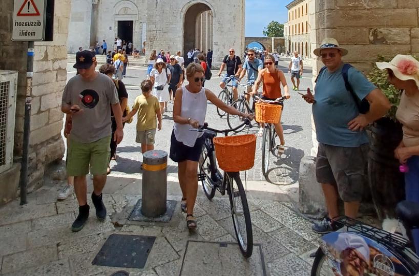Viaggiatori chic e turisti «plebei»: la Puglia bella non storca il naso e accolga tutti come Dio comanda
