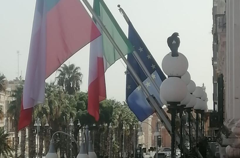 Bari, sulla facciata del Comune sventola la bandiera del Cile