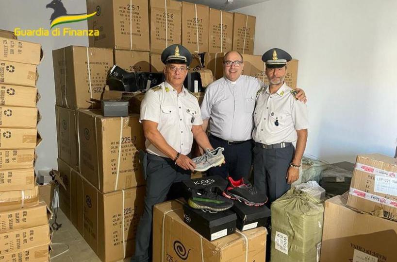 Bari, mille paia di scarpe di marca contraffatte sequestrate e donate in beneficenza