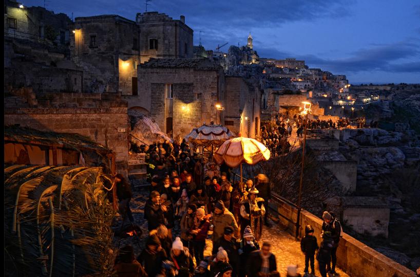 Matera, il presepe vivente della città dei Sassi gemellato con quello di Greccio