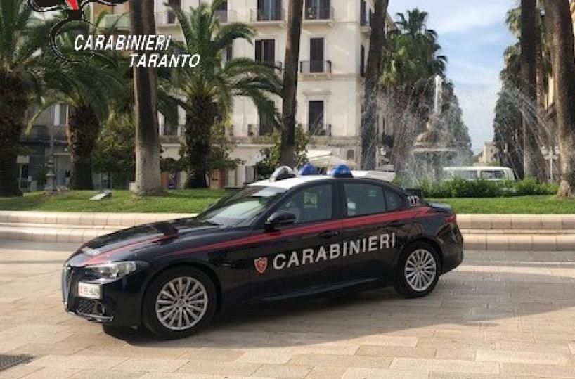 Taranto, litiga con due conoscenti, poi torna e spara contro la loro finestra: arrestato
