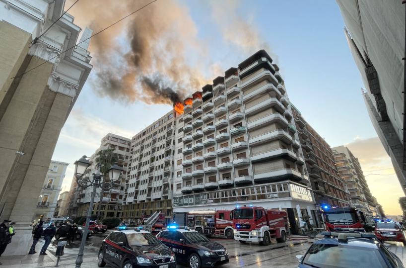 Taranto, l'attico in fiamme in piazza Carmine «fu un tragico incidente»