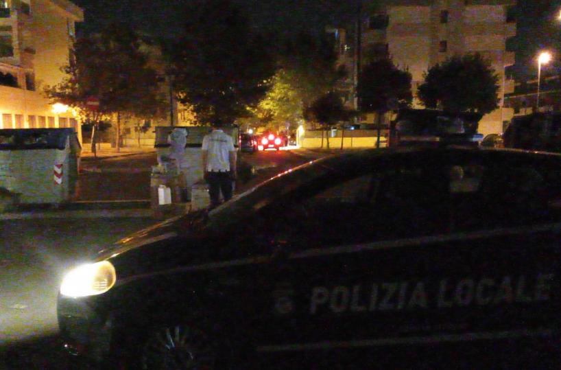 Foggia, scaricano rifiuti fuori dai cassonetti ma i passanti li riprendono col cellulare: sanzionati