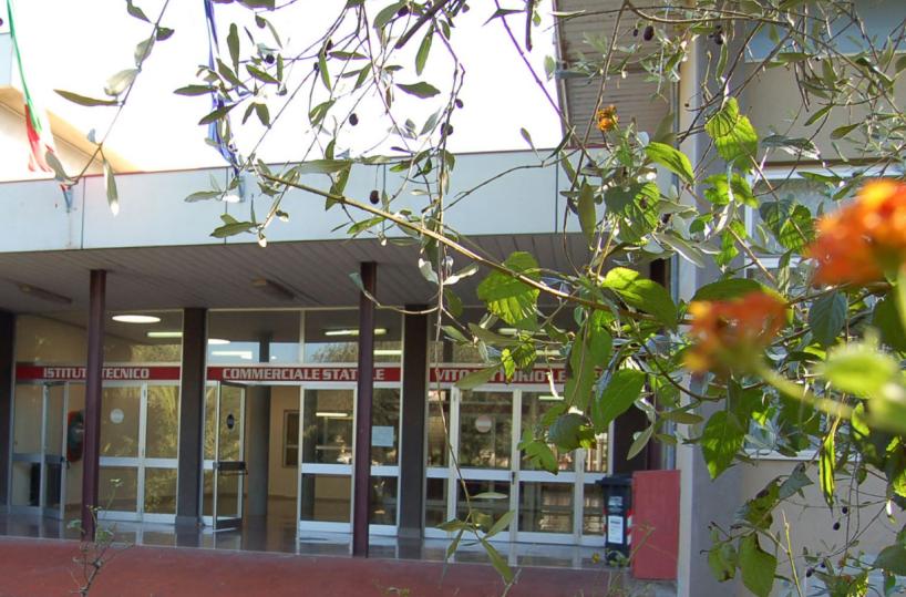 Bari, entra in classe, strattona la ex e le prende il cellulare: fermato nipote boss Palermiti