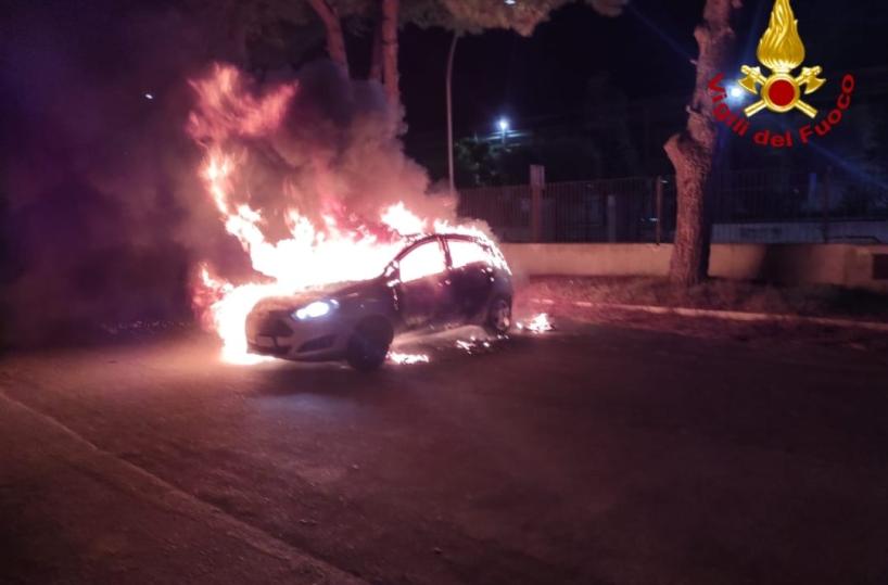Brindisi, a fuoco auto parcheggiata in un cortile privato: indagini