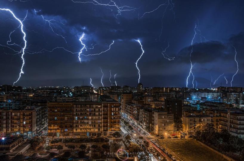 Bari, una pioggia di fulmini illumina la città: lo scatto è virale