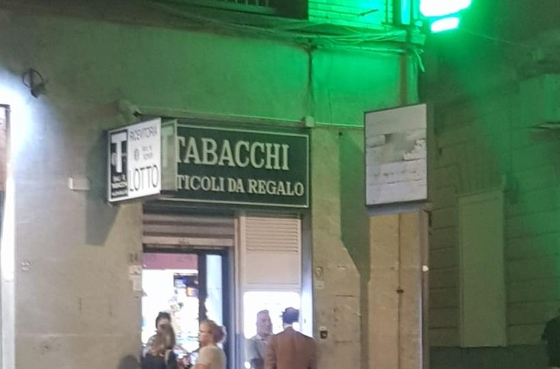 Brindisi, armato di pistola rapina una tabaccheria del centro e fugge