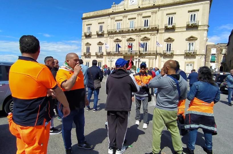 Taranto, l'Amiu avvia le procedure: in arrivo 67 licenziamenti