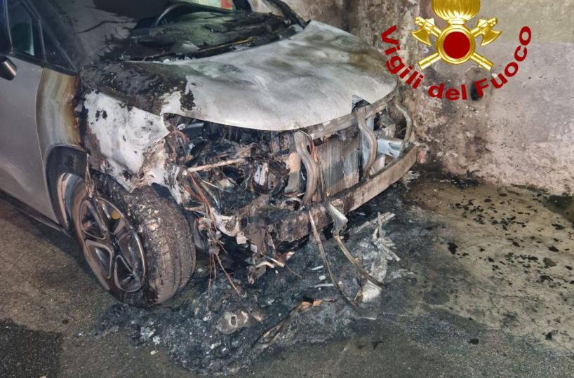 Alliste, a fuoco nella notte una Citroen: si indaga