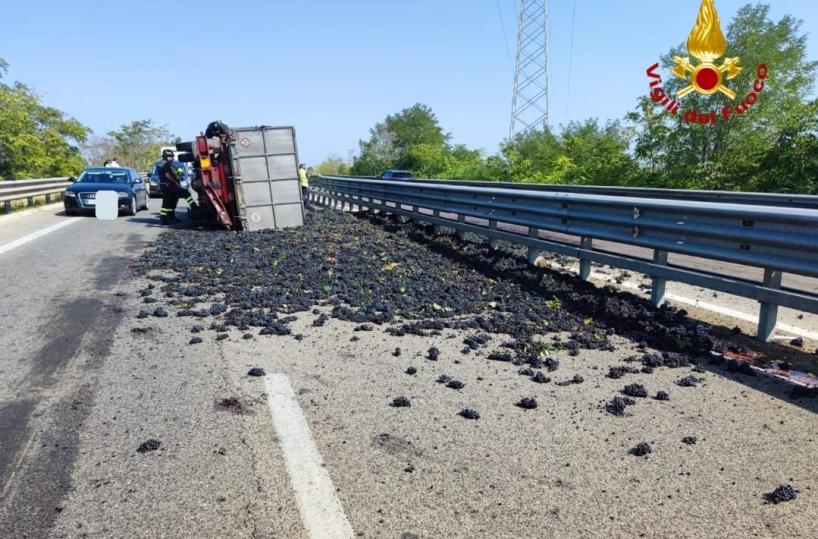 Villa Castelli, camion carico di uva si ribalta dopo scoppio pneumatico: ferito l'autista