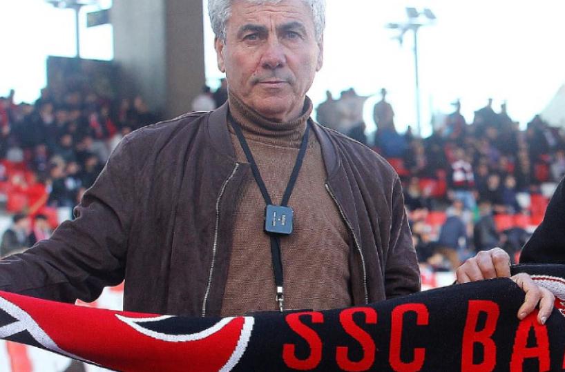 I 60 anni dello «zar» Maiellaro, vecchio genio: «Il calcio di oggi annoia e quel Bari dei baresi...»