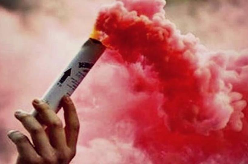 Lecce, la tifoseria napoletana lancia fumogeni:  critiche su Facebook