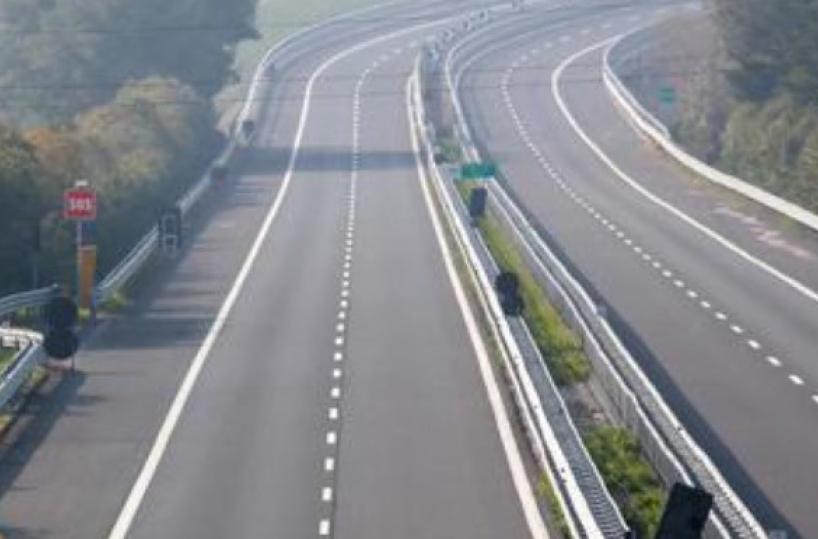 Camion perde carico e carburante sull'autostrada: disagi tra Canosa e Andria