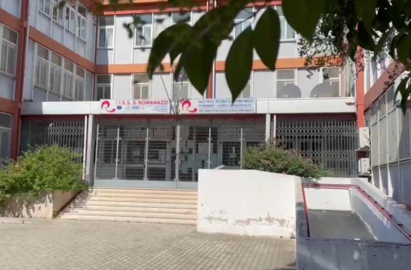 Bari, sparano al prof con pistola a pallini: la scuola sospende i 2 studenti