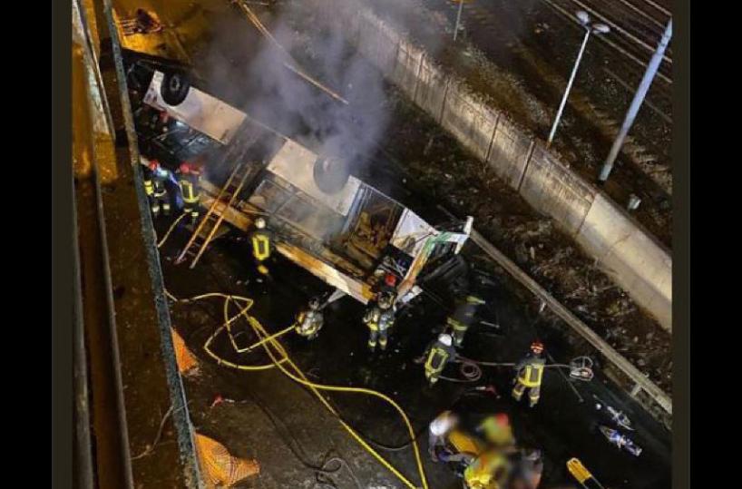 Tragedia a Mestre, bus precipita da sopraelevata e cade sui binari: morti e feriti