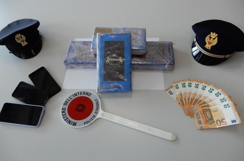 Canosa, 48enne fermato sulla A14: in macchina aveva 4 chili di cocaina, giro da più di un milione di euro