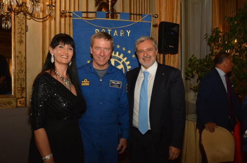 Bari, l'astronauta Roberto Vittori  insignito socio onorario del Rotary Club 