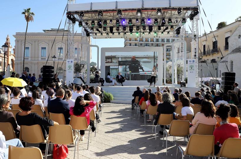 Appunti di un viaggio con Roberta Capua che racconta il Prix Italia dal palco di Bari