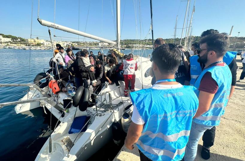 Leuca, al porto una barca con 40 migranti: a bordo anche dei bambini