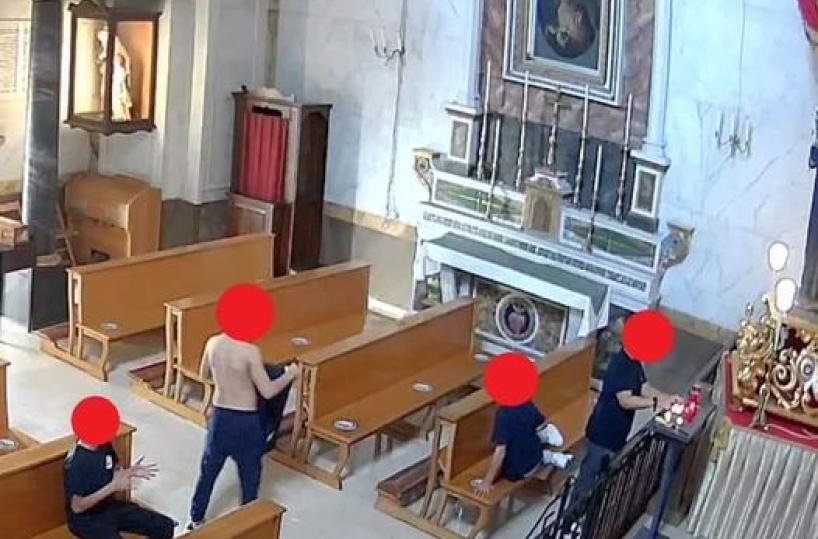 Noci, baby vandali in azione nella chiesa del Carmine: la denuncia del priore