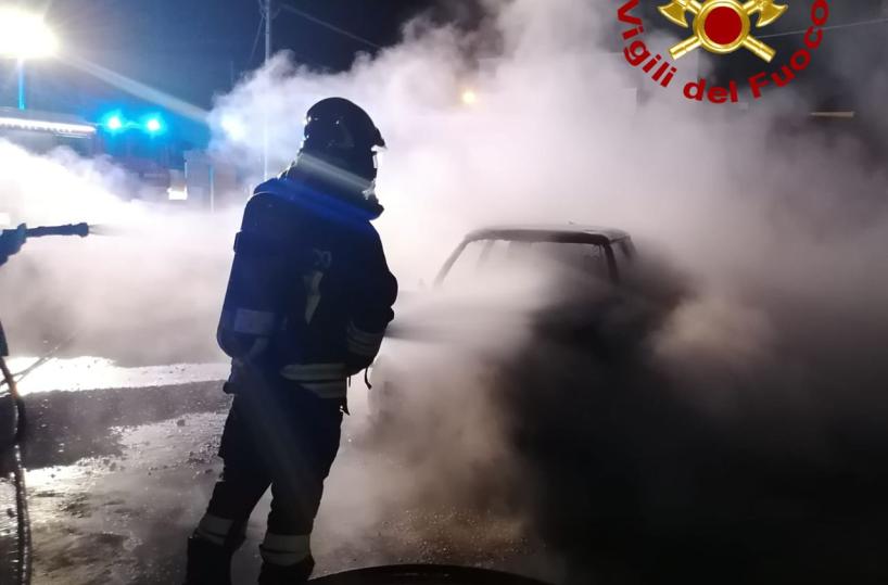Notte di fuoco ad Alliste e Gallipoli: tre auto in fiamme, due erano nel piazzale di una concessionaria