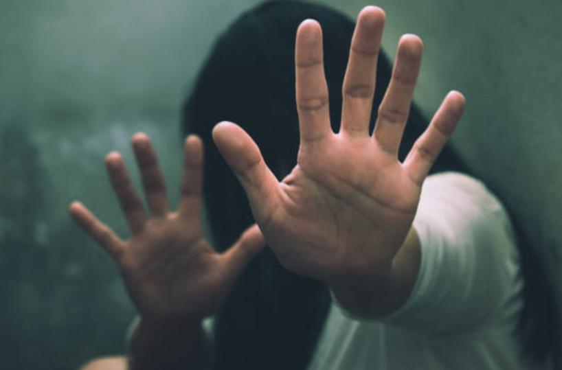 Manduria, perseguita la ex, la picchia e le rompe il cellulare: in carcere