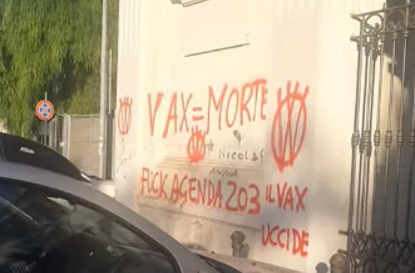 Bari, facciata del cimitero imbrattata dai no-Vax: denuncia contro ignoti