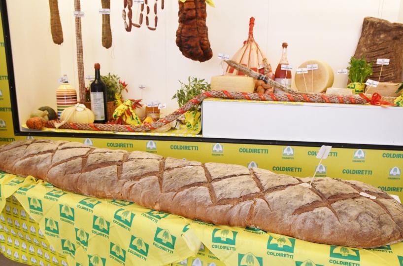 Puglia, per la giornata dell'alimentazione mozzarella lunga 10 metri, pane di Altamura da 150 kg