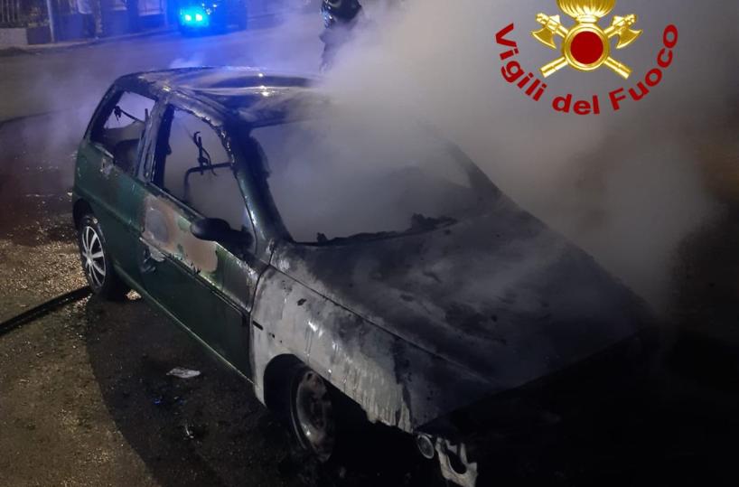 Ennesimo incendio d'auto nel Salento: a Calimera brucia una Lancia Y