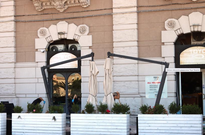 Taranto, l'impresa del parcheggio tra strisce gialle e dehors