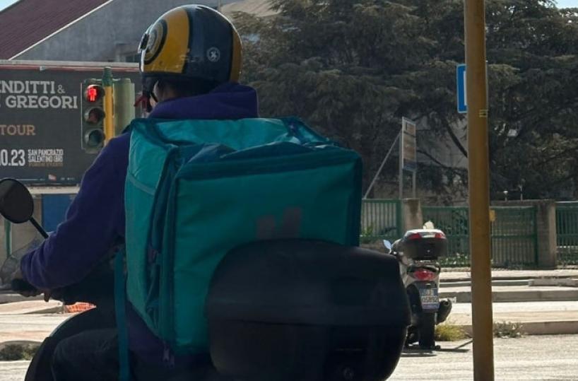 Brindisi, sciopero bianco dei riders contro l’App-«Grande fratello»