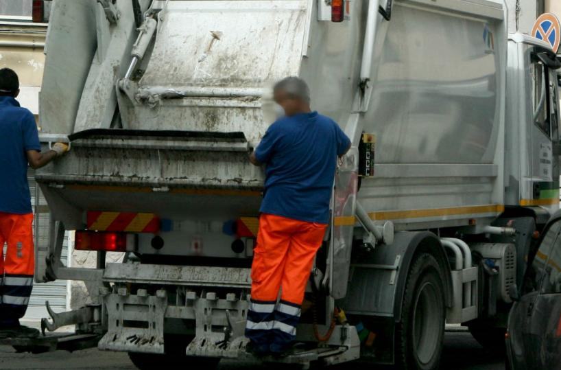 Brindisi, a 2 settimane dal passaggio il servizio rifiuti stenta a decollare 