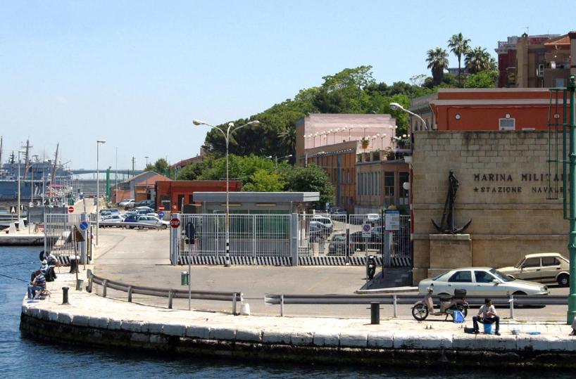 Taranto, stazione «Torpediniere»; chiuso il parcheggio, se ne riparla a Natale