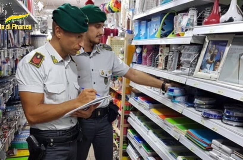 Bigiotteria e abbigliamento contraffatto: GdF sequestra 280mila articoli nel Tarantino