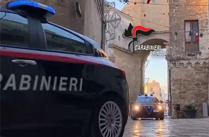 «Ti devi vestire come ti dico io», minacce e gelosia morbosa sulla fidanzata 16enne: 17enne fermato a Mesagne