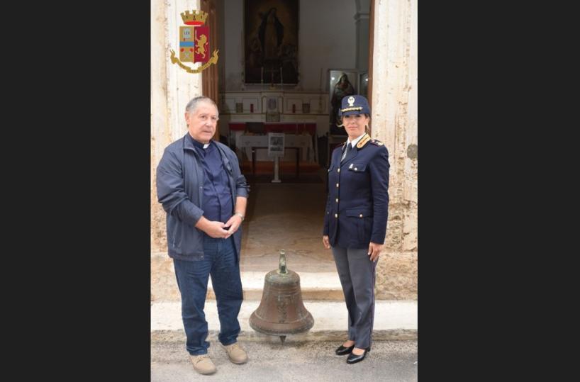 Manduria, polizia trova in una borsa abbandonata una campana rubata da una chiesa