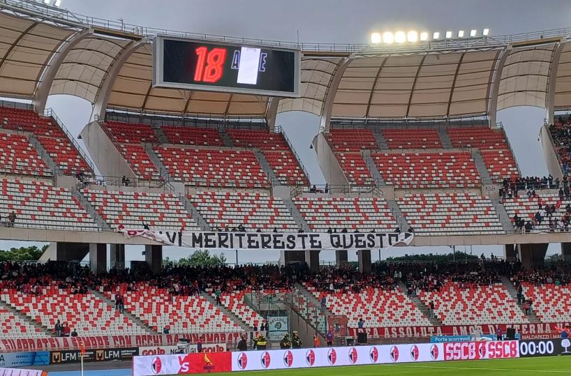 Bari, dai tifosi della Curva nord contestazione e striscione polemico per squadra e club