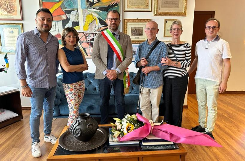 Coppia di inglesi innamorati di Matera: lei si tatua il simbolo della città sul braccio