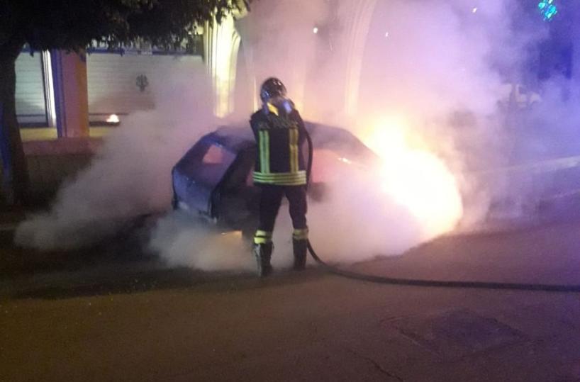 San Vito dei Normanni, l'auto va a fuoco mentre è in marcia: arrivano i pompieri
