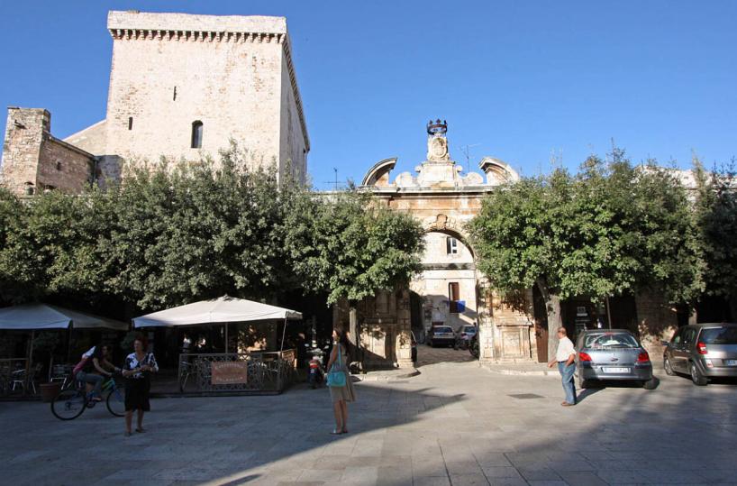 Conversano, parcheggio nel castello. Scoppia la lite tra Comune e «inquilini»