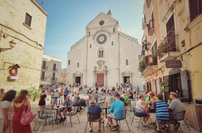Boom di turisti a Bari, Decaro: «A ottobre 60mila turisti e 130mila pernottamenti»