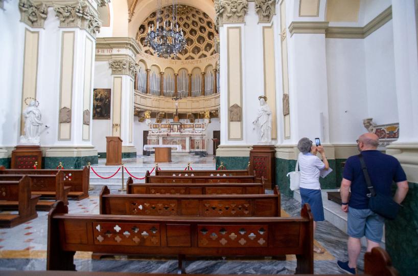 Potenza, ieri la prima messa nella chiesa della Santissima Trinità. Famiglia Claps: «Mancanza di rispetto»