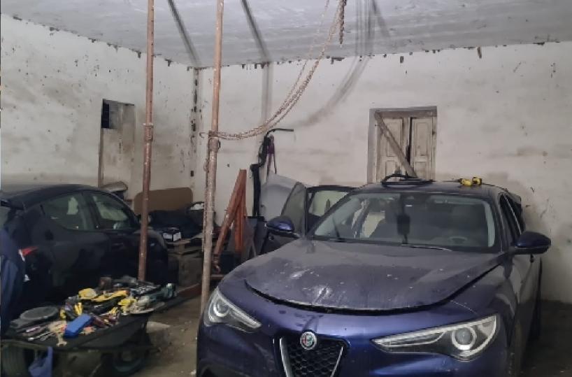 Brindisi, la polizia scopre un'officina clandestina in un casolare con auto rubate e cannibalizzate