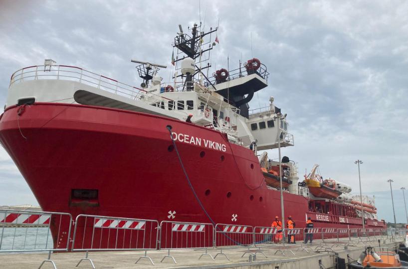 Taranto, approdata nave Ocean Viking: a bordo 75 migranti, anche 23 donne e 17 bambini