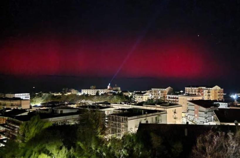 Aurora boreale per la prima volta visibile anche in Italia: lo scatto da Vico del Gargano