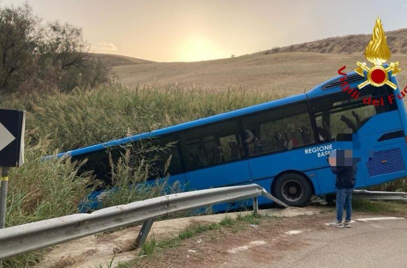 Montescaglioso, bus di studenti finisce fuori strada: feriti