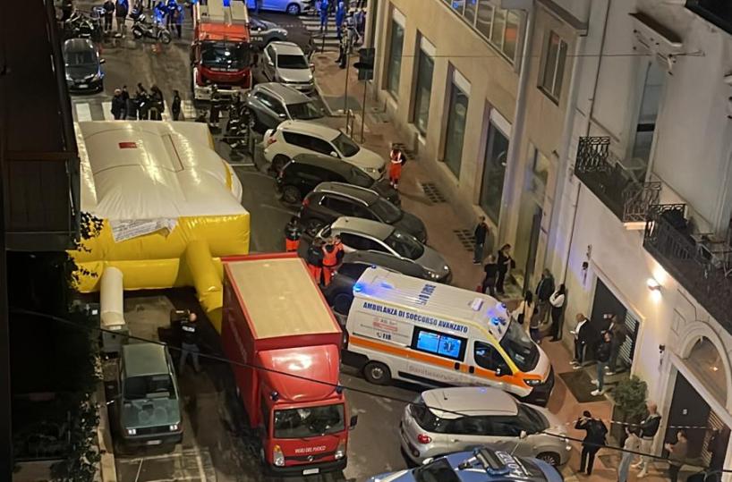 Bari, via Calefati chiusa: un uomo minaccia di gettarsi dal balcone 