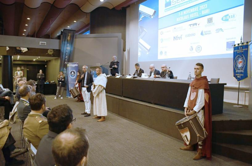 Bari, al Corpo della Polizia locale conferito il premio Pollice 2023